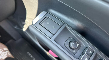 2026 Volkswagen ETSI MHEV R-Line DSG Euro 6 5-door (Multicolour) - Image: 17