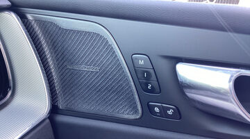 2026 Volvo 2.0 B5 MHEV Plus Black Edition Auto Euro 6 5-door (Black) - Image: 30