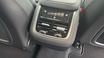 2026 Volvo 2.0 B5 MHEV Plus Auto 4WD Euro 6 5-door (White) - Image: 27