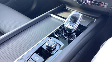 2026 Volvo 2.0 B5 MHEV Plus Black Edition Auto Euro 6 5-door (Black) - Image: 26