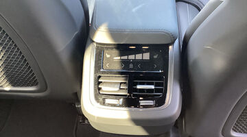 2026 Volvo 2.0 B5 MHEV Plus Black Edition Auto Euro 6 5-door (Black) - Image: 22