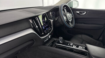 2020 Volvo 2.0 B5 MHEV Momentum Auto Euro 6 5-door (Silver) - Image: 2