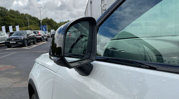 2026 Volvo 2.0 B3 MHEV Ultra Black Edition DCT Auto Euro 6 5-door (White) - Image: 19