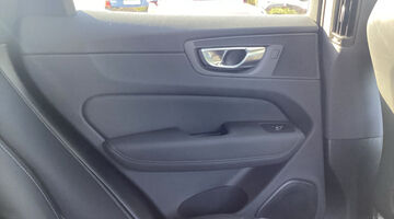 2026 Volvo 2.0 B5 MHEV Plus Black Edition Auto Euro 6 5-door (Black) - Image: 23