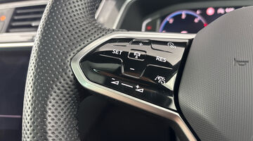 2023 Volkswagen 2.0 TDI R-Line DSG 4Motion Euro 6 5-door (Black) - Image: 26