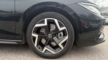 2025 Volkswagen 2.0 TSI R-Line DSG Euro 6 5-door (Black) - Image: 3