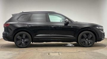 2025 Volkswagen 3.0 TDI V6 Black Edition Tiptronic 4Motion Euro 6 5-door (Black) - Image: 4