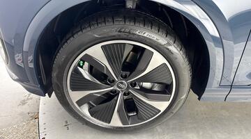 2026 Audi Q6 SUV Black Edition e-tron quattro 315,00 kW (Blue) - Image: 39
