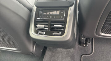 2026 Volvo 2.0 B5 MHEV Plus Pro Auto Euro 6 5-door (Blue) - Image: 21