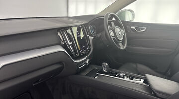 2021 Volvo 2.0 B5 MHEV Momentum Auto Euro 6 5-door (Silver) - Image: 2