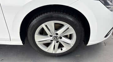 2021 Volkswagen 2.0 TDI Life DSG Euro 6 5-door (White) - Image: 5