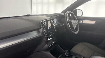 2021 Volvo 2.0 B4 MHEV Momentum Auto Euro 6 5-door (Black) - Image: 2