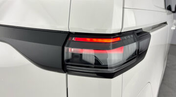 2025 Volkswagen Pro 79kWh Commerce Plus Auto 5-door (White) - Image: 26