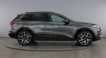 2026 Audi Q6 SUV Black Edition e-tron quattro 315,00 kW (Grey) - Image: 4