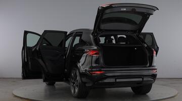 2026 Audi Q6 SUV Black Edition e-tron performance 225,00 kW (Black) - Image: 11