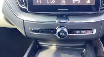 2026 Volvo 2.0 B5 MHEV Plus Black Edition Auto Euro 6 5-door (Black) - Image: 27