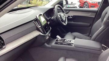 2026 Volvo 2.0 T8 18.8kWh Ultra Dark Auto 4WD Euro 6 5-door (Black) - Image: 2