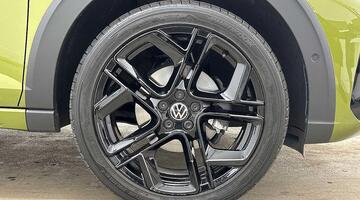 2026 Volkswagen TSI Black Edition DSG Euro 6 5-door (Green) - Image: 5