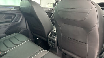 2023 Volkswagen 2.0 TDI R-Line DSG 4Motion Euro 6 5-door (Black) - Image: 34
