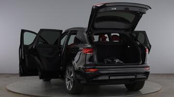 2026 Audi SQ6 SUV Vorsprung e-tron 360,00 kW (Black) - Image: 11