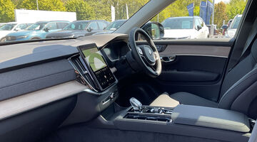 2026 Volvo 2.0 B5 MHEV Plus Auto 4WD Euro 6 5-door (Blue) - Image: 2