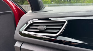 2025 Volkswagen ETSI MHEV R-Line DSG Euro 6 5-door (Red) - Image: 10