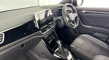 2025 Volkswagen 2.0 TDI R-Line DSG Euro 6 5-door (Black) - Image: 2