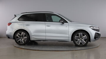 2026 Volkswagen 3.0 TDI V6 Black Edition Tiptronic 4Motion Euro 6 5-door (Silver) - Image: 4