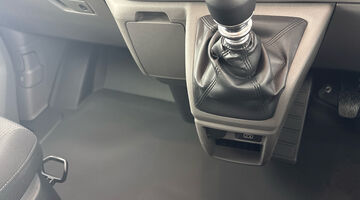 2026 Volkswagen 2.0 TDI T3Commerce Pro Kombi SWB Euro 6 5-door (Black) - Image: 16