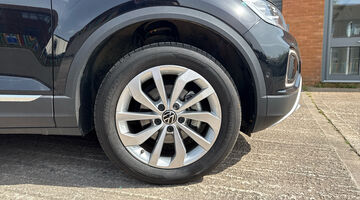2025 Volkswagen TSI Style Euro 6 5-door (Black) - Image: 5