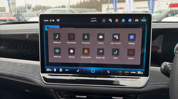 2025 Volkswagen 2.0 TSI R-Line DSG Euro 6 5-door (Black) - Image: 4