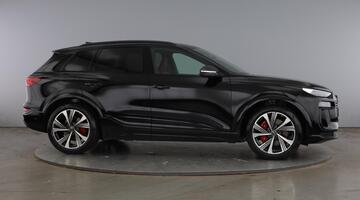 2026 Audi SQ6 SUV Vorsprung e-tron 360,00 kW (Black) - Image: 4