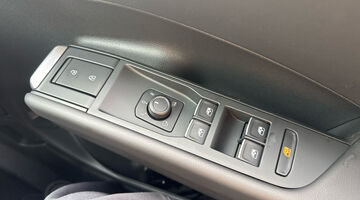 2026 Volkswagen ETSI MHEV R-Line DSG Euro 6 5-door (Blue) - Image: 17