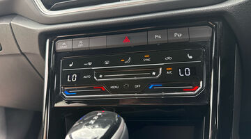 2025 Volkswagen ETSI MHEV R-Line DSG Euro 6 5-door (Red) - Image: 13