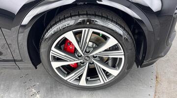 2026 Audi SQ6 SUV Vorsprung e-tron 360,00 kW (Black) - Image: 5