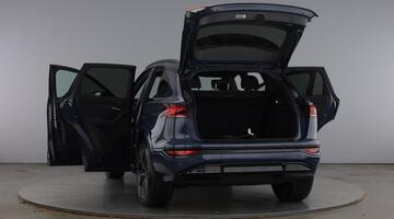 2026 Audi Q6 SUV Black Edition e-tron quattro 315,00 kW (Blue) - Image: 11