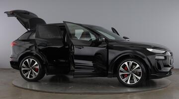 2026 Audi SQ6 SUV Vorsprung e-tron 360,00 kW (Black) - Image: 10