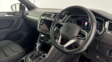 2023 Volkswagen 2.0 TDI R-Line DSG 4Motion Euro 6 5-door (Black) - Image: 6
