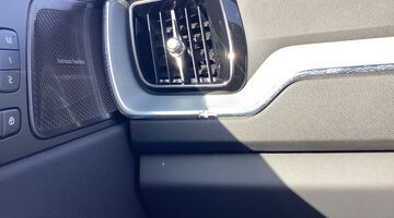 2026 Volvo 2.0 B5 MHEV Plus Black Edition Auto Euro 6 5-door (Black) - Image: 35