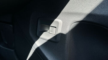 2026 Volkswagen ETSI MHEV R-Line DSG Euro 6 5-door (Multicolour) - Image: 15