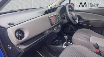 2017 Toyota VVT-h Icon E-CVT Euro 6 5-door (Blue) - Image: 2