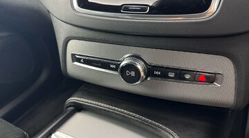 2022 Volvo 2.0 B5 MHEV R-Design Auto 4WD Euro 6 5-door (Black) - Image: 23