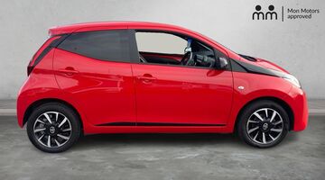 2021 Toyota 1.0 VVT-i x-trend Euro 6 5-door (Red) - Image: 4