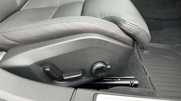 2026 Volvo 2.0 T6 18.8kWh Plus Auto Euro 6 5-door (Grey) - Image: 32