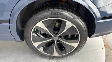 2026 Audi Q6 SUV Black Edition e-tron quattro 315,00 kW (Blue) - Image: 33