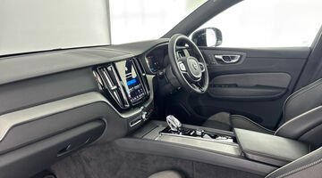 2023 Volvo 2.0 B4 MHEV Plus Auto Euro 6 5-door (Black) - Image: 2