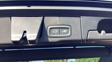 2026 Volvo 2.0 B5 MHEV Plus Black Edition Auto Euro 6 5-door (Black) - Image: 20