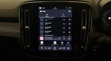 2025 Volvo 2.0 B3 MHEV Plus Dark DCT Auto Euro 6 5-door (White) - Image: 37