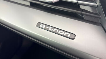 2025 Audi 40 Sport Auto 5-door 63kWh (Aurora violet) - Image: 25