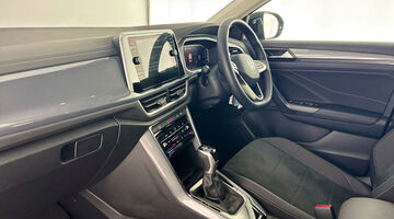 2025 Volkswagen 2.0 TDI Style DSG Euro 6 5-door (Black) - Image: 2